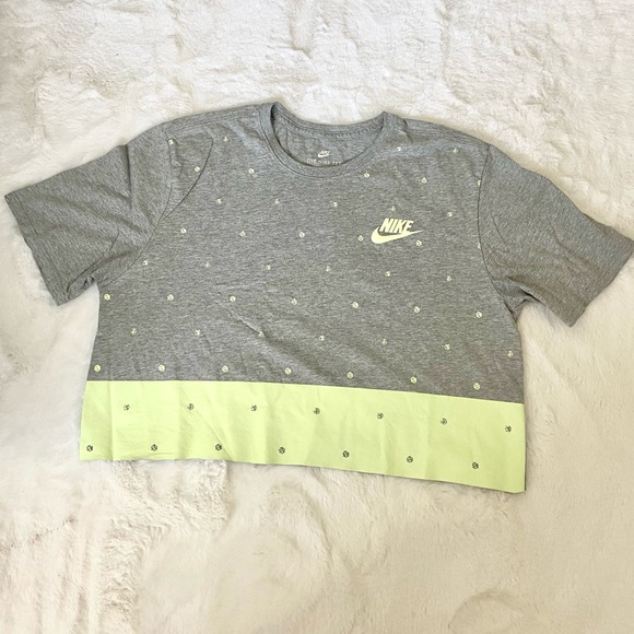3/$20 Nike Color Block Grey and Lime Polka Dot Athletic Cut Cropped Tee - Picture 3 of 6